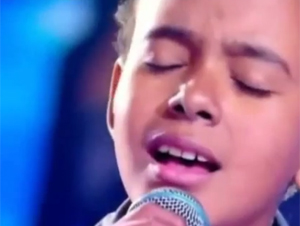 Niño Brasileño Asombra a Todos Cantando Agnus Dei en Concurso Secular