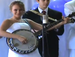 Novia Talentosa Celebra el Día de su Boda Con Una Interpretación Épica en Su Banjo