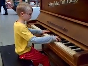 Un Niño Se Sienta al Piano que Estaba en Exhibición y Hace Algo Increíble