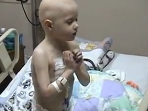 Niño con Cáncer Canta Cristo Ama a los Niños Pequeños