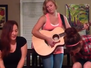 3 Adolescentes Cristianas Encuentran la Manera más Chévere de Cantar Himnos en Su Hogar
