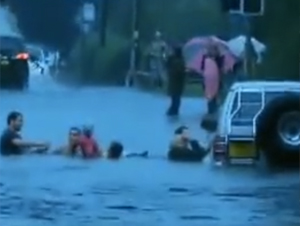 Increíble Video de ‘Ángeles Guardianes’ Salvando a Niños De un coche que se Hundía. Tan heroico