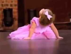 Bailarina de 2 años de Edad Interrumpe la Audición de su Mami…¡y se roba el show!