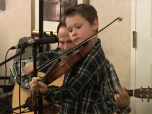 Este Niño de 10 Años de Edad, le Asombrará. ¡Talento Enorme Dentro de un Pequeño Paquete!