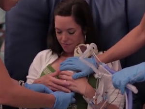 Mama Abraza por Primera Vez a su Bebé Prematuro – ¡No Va a Creer Sus Ojos Un Año Después!