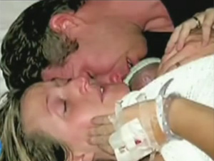 El Abrazo de su Madre le Devolvió la Vida a Bebe Recién Nacido – Video Asombroso