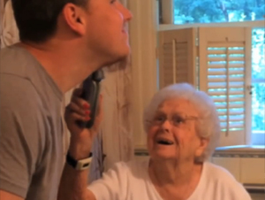 Lo que Este Hombre Hizo Para el Centésimo Cumpleaños de Su Abuela es un Poco Extraño. ¡Pero su Reacción No Tiene Precio!