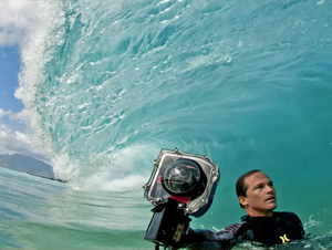 Surfeador Cambia su Tabla por una Cámara – Video en Inglés, ¡Pero Vale la Pena Verlo Aún en Silencio con tal de Ver la Belleza y el Poder de Dios en el Océano!