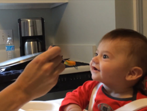 ¡La Cena Sorpresa de Este Bebé es lo Más Lindo! Su Reacción de Alegría es Como Sopa de Pollo para el Alma!