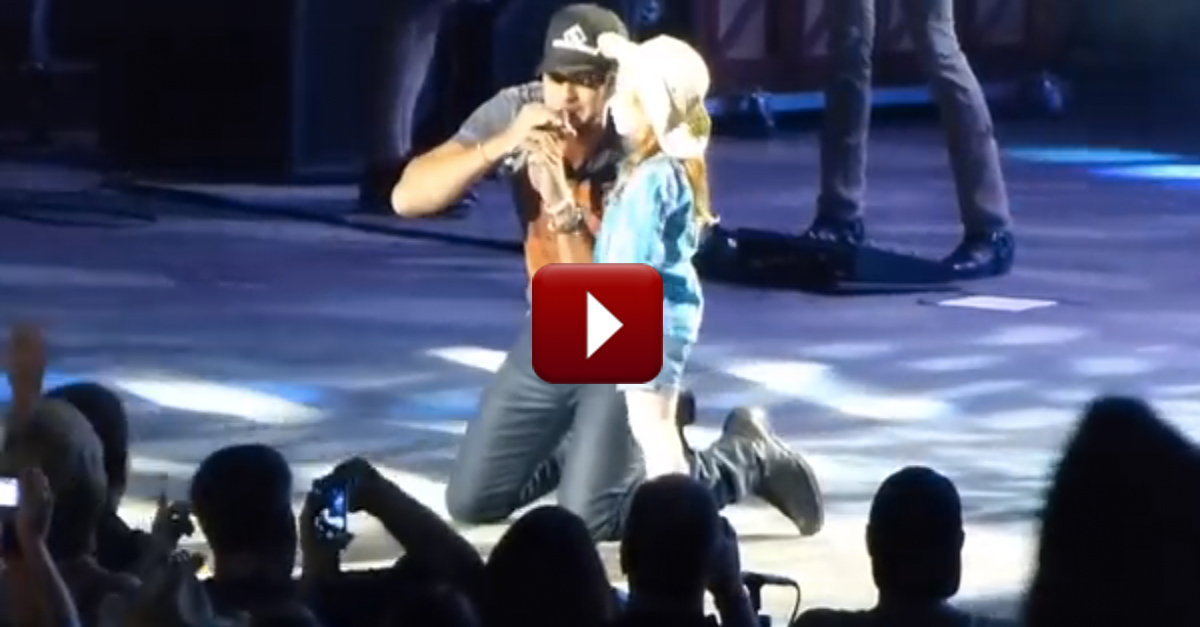 Cuando el Cantante Luke Bryan Trajo a una Pequeña Aficionada al Escenario, ¡Ella Se Robó el Show por Completo!