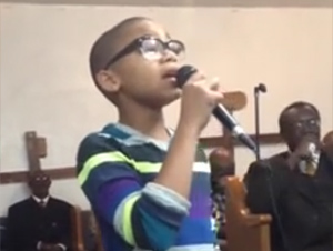 Puedo Entender por qué Está Congregación se Emocionó. ¡Este Niño de 12 Años Tiene Talento!