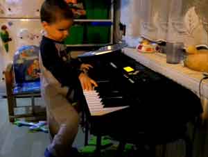 Lo que Este Niño de 3 Años Puede Hacer en el Piano le Asombrará. ¡Y Nunca Ha Tomado Clases!