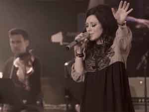 En Cuanto Kari Jobe Empezó a Cantar, Mi Corazón Se Conmovió – ¡Pero al 1:54 Pasó Algo Especial!