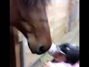 Preciosísima Bebé Se Despide de Su Caballo con un Beso – Ayyy! – Videos Lindos