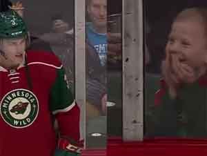Un Simple Acto de Bondad de un Jugador de Hockey Cambió el Día de este Niño. ¡Bella Reacción!