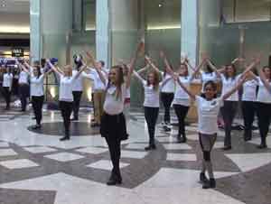 40 Bailarines Irlandeses Sorprenden a los Compradores con un Baile de FLASH MOB – ¡Impresionante!