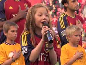 ¡Niña de 12 Años Canta el Himno Nacional Como Usted Nunca lo ha Escuchado Antes!