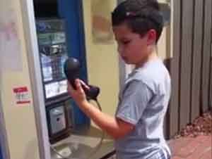 La Verdad Acerca de Esta Cabina Telefónica ASOMBRÓ a Este Niño – Videos Chistosos