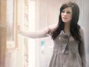 No Siga Luchando sin Sentido. ¡Encuentre la Calma en Dios! – Videos Música, Kari Jobe