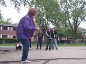 La Abuela Toma el Bate y Sorprende a Todo el Mundo – ¡Tiene Que Ver Esto!