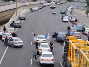 Por Qué Estos Conductores Pararon y Dejaron sus Carros es Tan Conmovedor