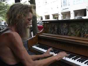 ¡Un Veterano Militar Sin Hogar se Sentó en el Piano y ESTO Sucedió!