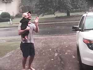 Esta bebé jugó en la lluvia por primera vez en su vida, su reacción te hará el día!