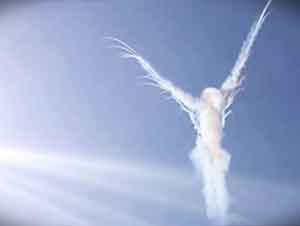 Estos aviones militares acaban de pintar un angel en el cielo.