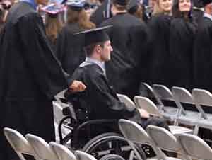 Estudiante paralizado se levanta y camina para recibir su diploma de graduación.