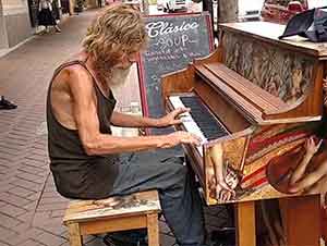 Un vagabundo toca el piano en la calle de manera impresionante!