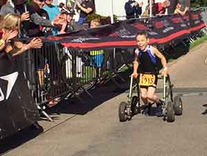 Niño con parálisis cerebral termina corriendo un maratón por sí mismo entre aplausos.