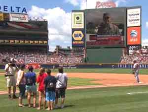 Sargento Dave Sims sorprende a su familia entera en un juego de béisbol!