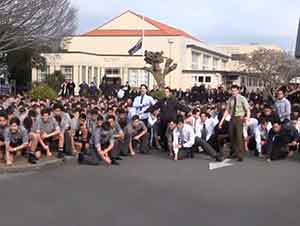 Alumnos ofrecen el último adiós a su profesor con el ritual tradicional “Haka”.