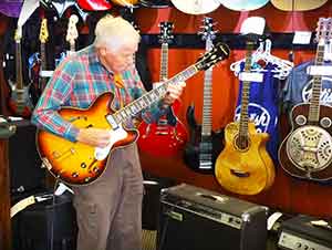 Hombre de 80 años toca la guitarra de una manera fenomenal!