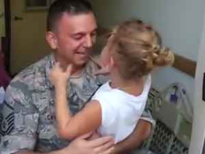 Padre sorprende a su hija en la escuela!