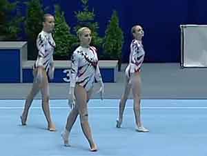 Trío de chicas gimnastas presentan una rutina increible