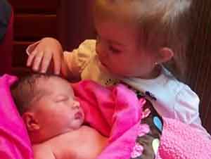 Pequeña conoce a su hermanita bebé por primera vez en un tierno encuentro.