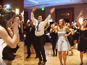 Familia sorprende a la novia con un baile en su boda.