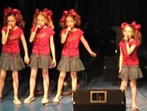 Cuatro hermosas niñas cantan “Oh Dia Feliz”