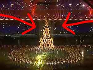 500 intrépidos acróbatas hacen un árbol navideño suspendido en el aire.