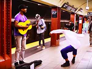 Bailarín y músico se juntan en un metro subterráneo!