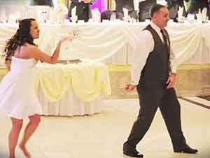 Padre de la novia baila en medio de la boda con los novios.