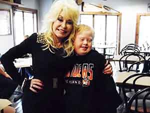 Dolly Parton trato a uno de sus fan con mucho cariño y respeto.