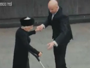 Tiró el bastón y no dejó que la edad fuera un impedimento. Señora de la tercera edad comienza a bailar como toda una joven profesional en medio de la plaza para la sorpresa de todos los presentes.
