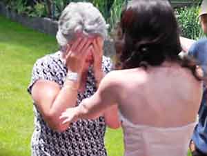 Nieta sorprende a su abuelita con un vestido