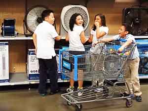 Niños juegan y cantan en el Walmart