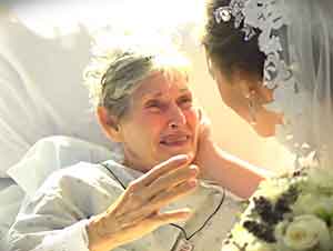 Novia sorprende a su abuela en el hospital el dia de su boda.