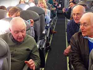 Cuarteto De Música Canta En Un Avión Que Se Retraso