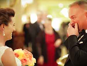 Novios Ven A Su Novia En El Dia De Su Boda