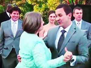 Novio Baila Con Su Madre En La Boda